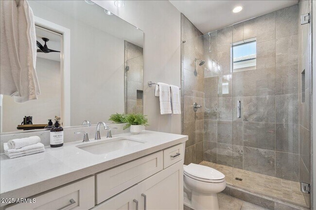 Building Photo - 5543 E Beryl Ave