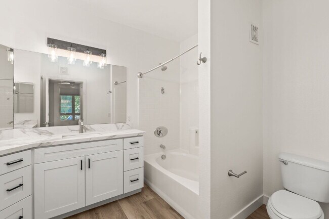 Building Photo - "Spacious, Sophisticated, Modern 3BR, 2BA Condo in the heart of downtown
