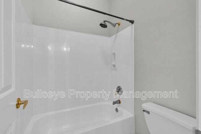 Building Photo - 1550 N Robin Ln