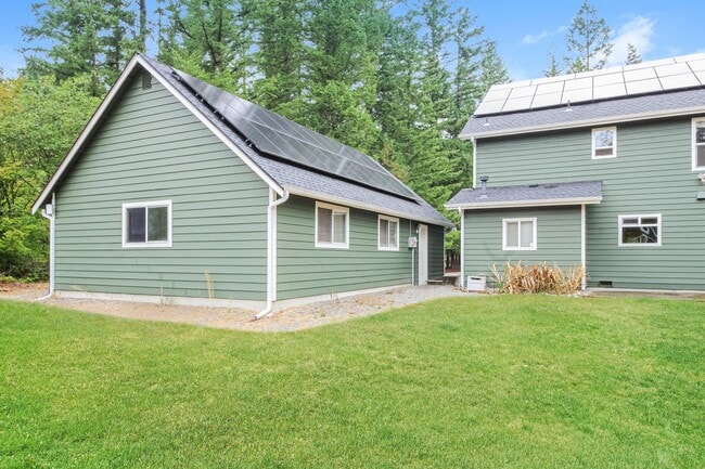 Building Photo - Move in Special! Ravensdale 3 Story,on shy...