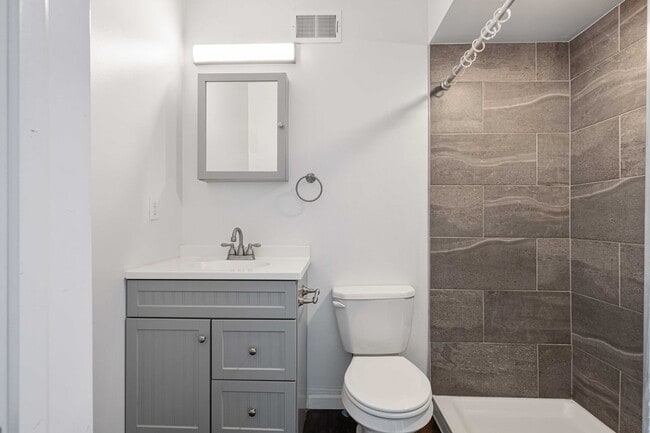 Building Photo - Totally Updated 3 bed, 3 bath, AMAZING loc...