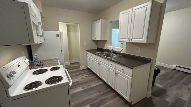 Building Photo - Available Now! Freshly updated 3 Bed/1 Bat...