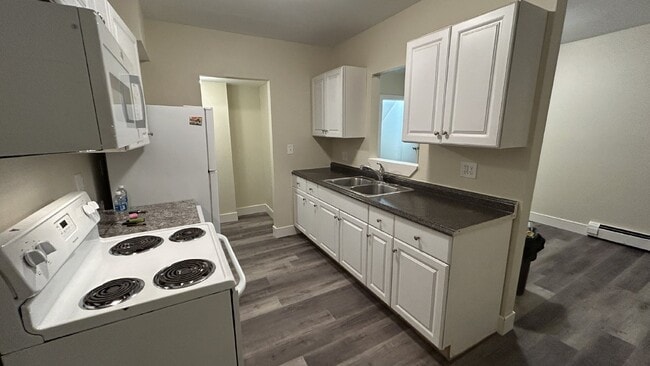 Building Photo - Recently Updated 3BR Townhouse | 2 Parking Spots | Prime Dover Location | $2,300/mo