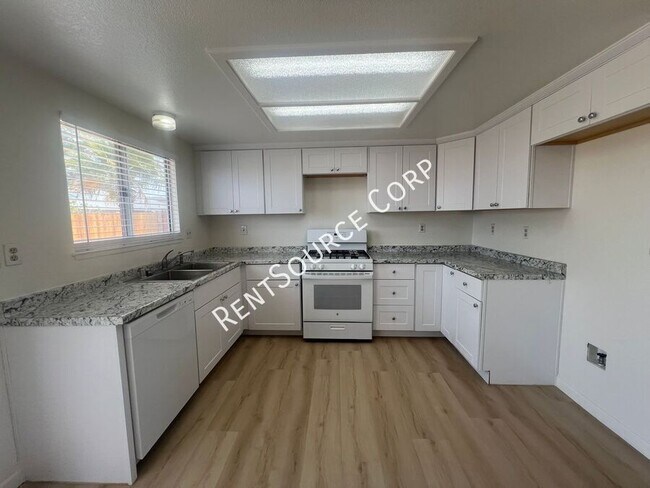 Building Photo - 841 Chateau Way