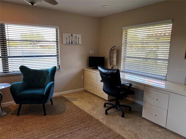 Building Photo - 5581 Golf Pointe Dr