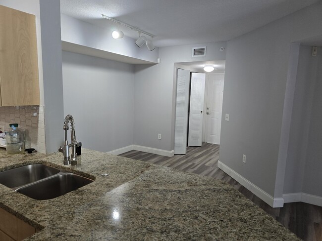Building Photo - 701 Villa Cir