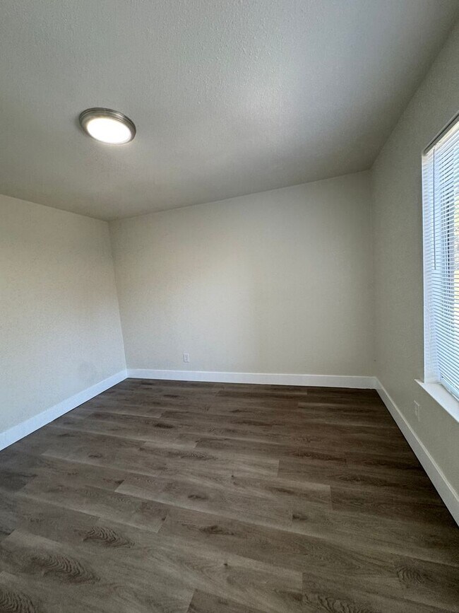 Building Photo - 2 Bed 1 Bath Apartment move in ready!!