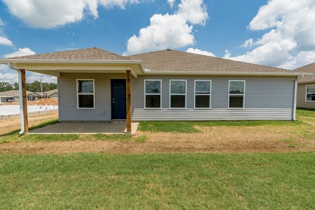 Building Photo - Large 4 Bedroom Home w/3 car Garage and Hu...