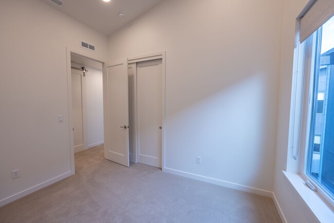 Building Photo - Riverside Townhomes - Waterfront Living in...