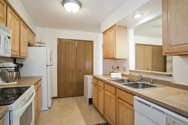 Building Photo - Modern 3 bedroom 1 bath garden style condo