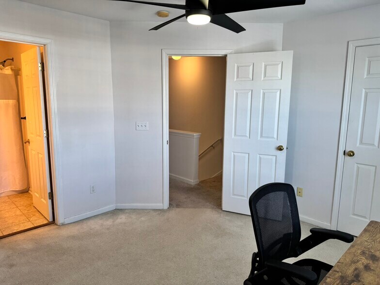 Room - 612 Graythorn Ln