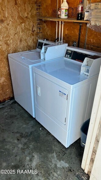 Building Photo - 715 Harding St