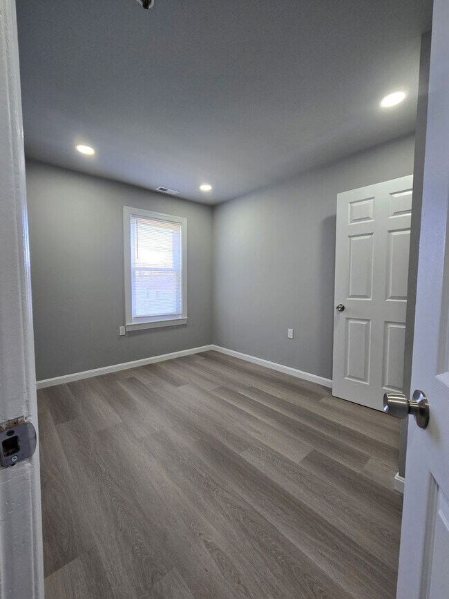 Building Photo - **VOUCHER HOLDERS **NEWLY REMODELED TOWNHOME IN CENTRAL LOCATION! 3 BEDROOM 2 1/2 BATH, FINISHED ...