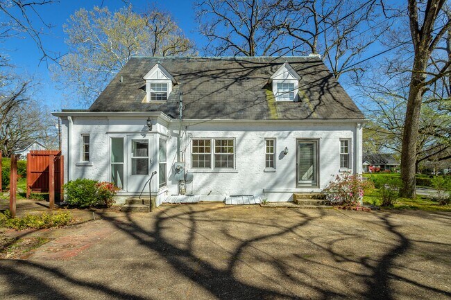 Building Photo - 3 Bedroom 2 Bath Classic