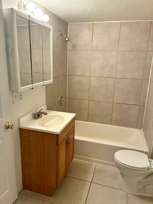 Building Photo - MOVE IN SPECIAL! FIRST 2 WEEKS FREE!!! 1 B...