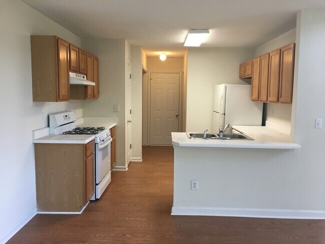 Building Photo - 3 BEDROOM SINGLE FAMILY HOME-2 1/2 bath~2 car garage~ fenced back yard~Gas fireplace