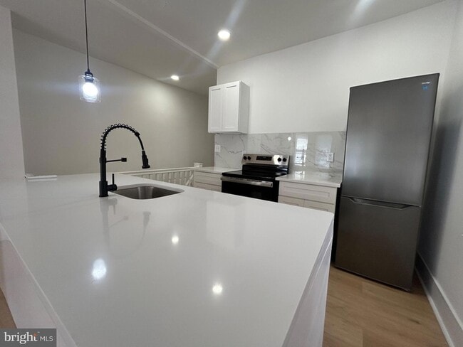 Building Photo - 114 S 58th St