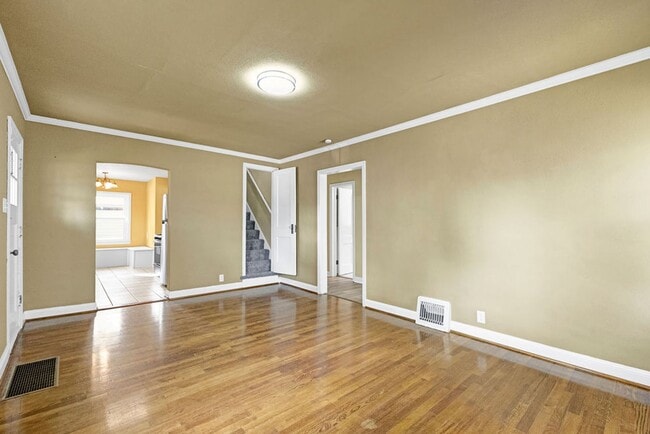 Building Photo - 3BR Cottage with Large Backyard, Garage and a Basement!