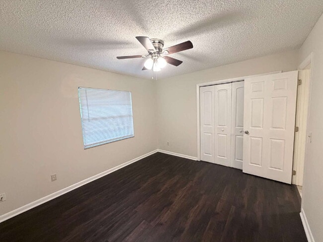 Building Photo - 2-bedroom, 1-bath half-duplex is move-in ready