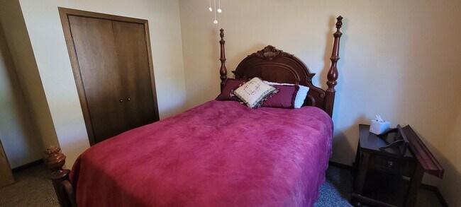 Building Photo - Partially Furnished 3 Bedroom House