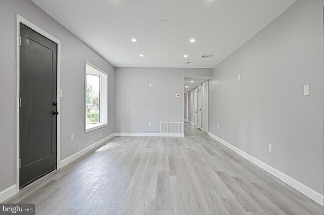 Building Photo - 2722 Sunset Ave