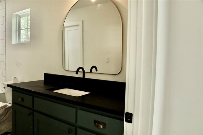 Building Photo - 858 NW B St