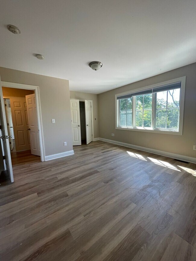 Building Photo - 12 Dame St