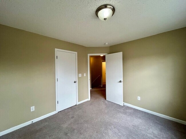Building Photo - Wonderful 4 Bedroom 2.5 Bathroom Two Story Home in Lawrence!