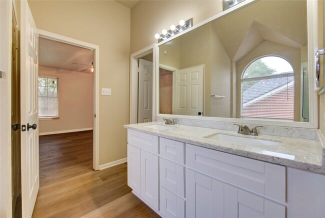 Building Photo - 138 W New Meadows Dr