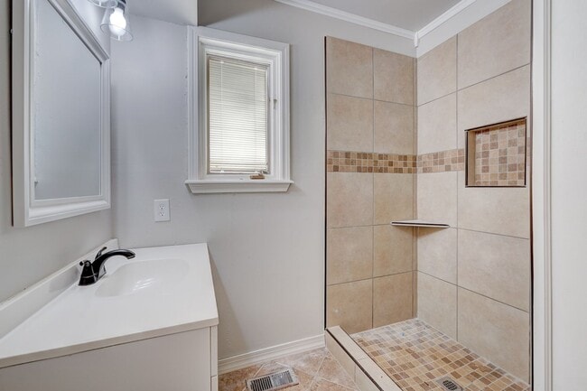 Building Photo - Move-In Ready 4-Bedroom Gem Minutes from D...