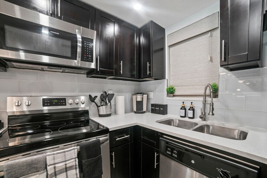 Building Photo - 365 N Ocean Blvd