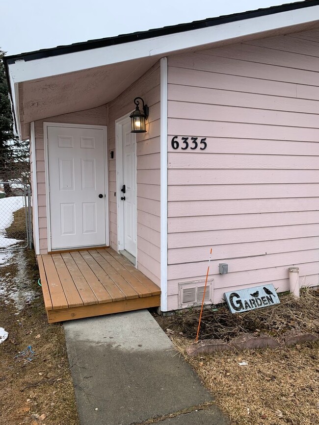 Building Photo - 2 Bdrm 1 Ba | Baxter & Northern Lights are...
