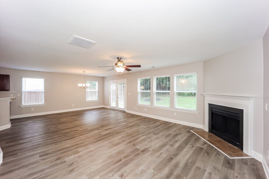 Building Photo - 2080 Valley Creek Dr