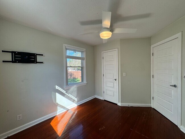 Building Photo - Welcome to this charming bungalow-style home!