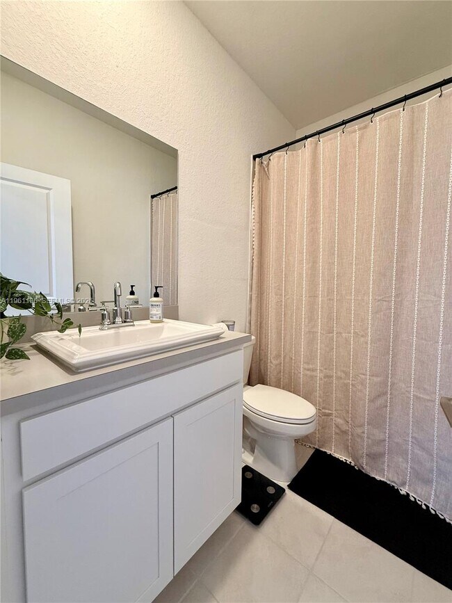 Building Photo - 487 NE 5th St