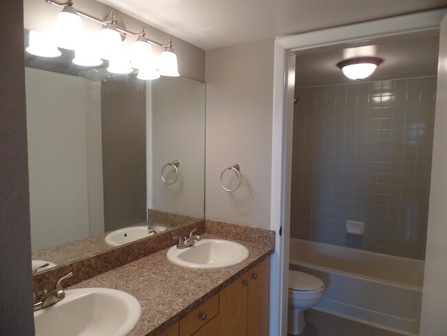 Building Photo - 2880 N Oakland Forest Dr