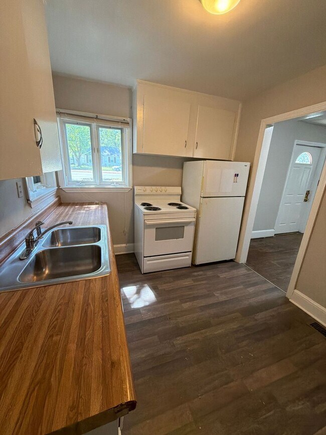 Building Photo - 3526 Eastway Dr