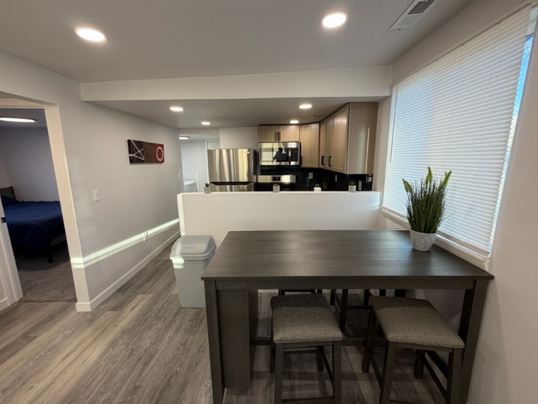 Building Photo - 800 W 10th St