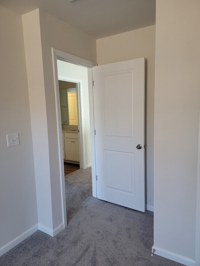 Building Photo - 44 Fernhill Ln