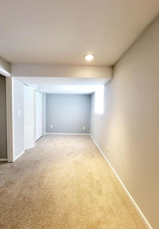 Building Photo - Well maintained 4 bedroom home on west side!
