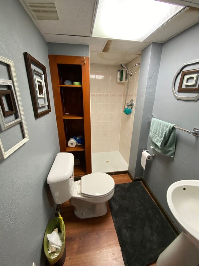 Building Photo - Charming 5 Bed 2 Bath House in Carnegie!