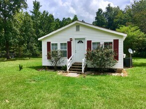 Building Photo - Country Living in Huger!
