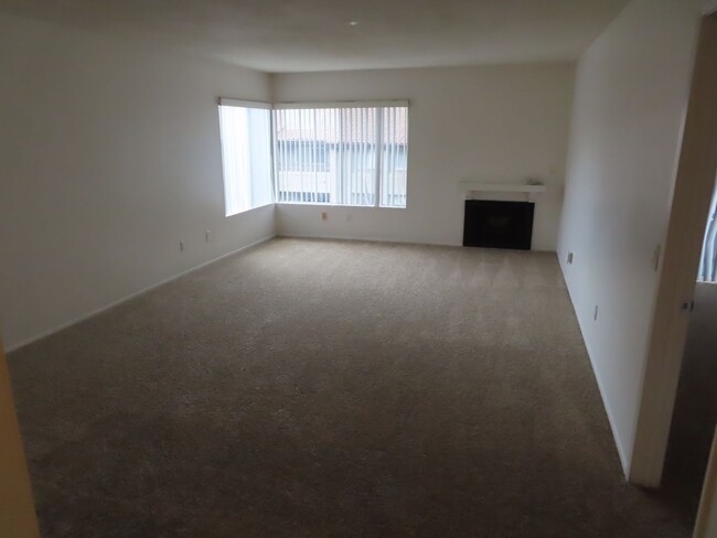 Building Photo - One Bedroom Top-Floor Condo in Mission Valley