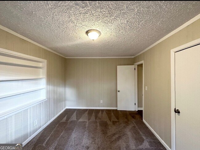 Building Photo - 1737 McKenzie Dr
