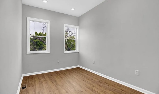 Building Photo - Beautifully Updated Townhome