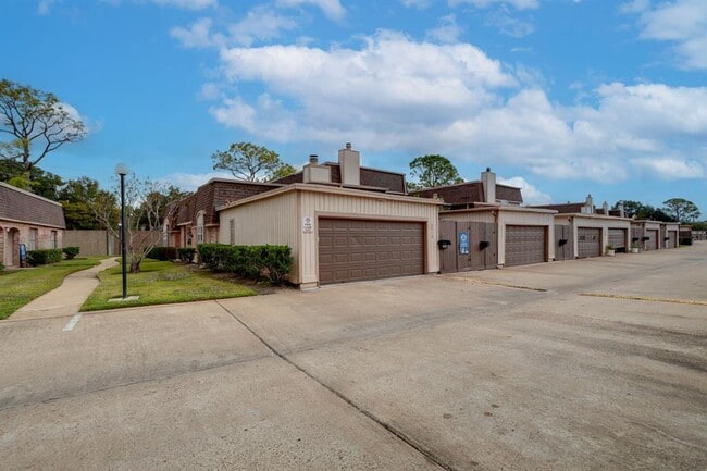 Building Photo - 2912 Camelot Ln