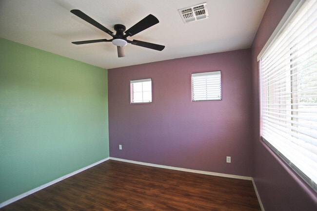 Building Photo - 512 E Rainbow Dr