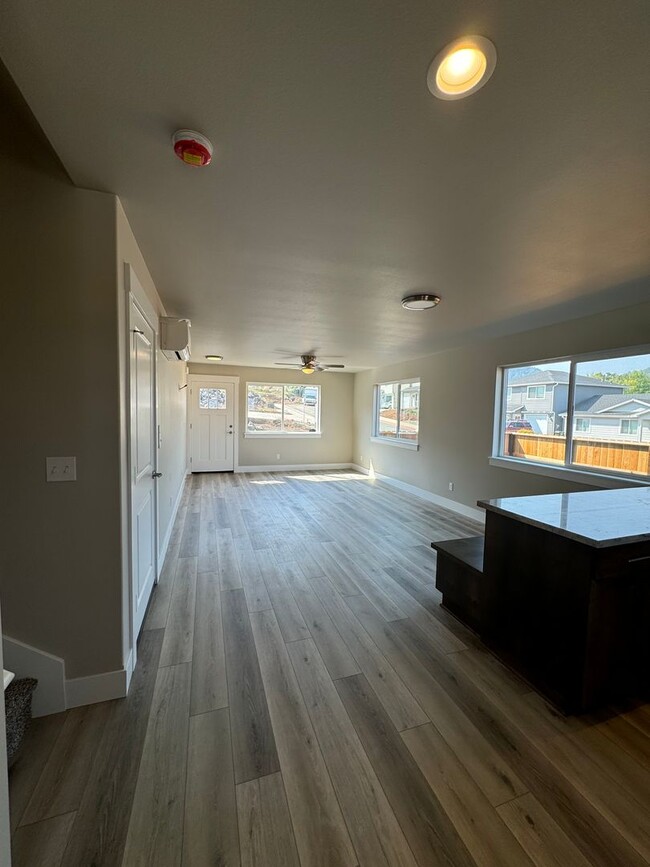 Building Photo - New 3 bedroom 2 1/2 bath home townhome on ...