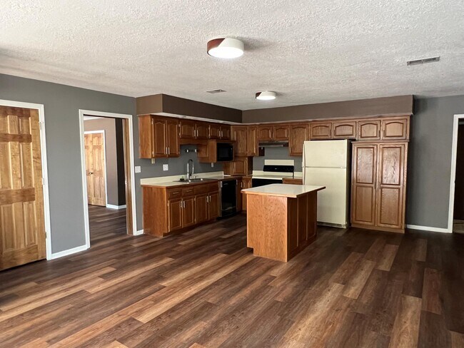 Building Photo - 15105 Jowler Creek Rd