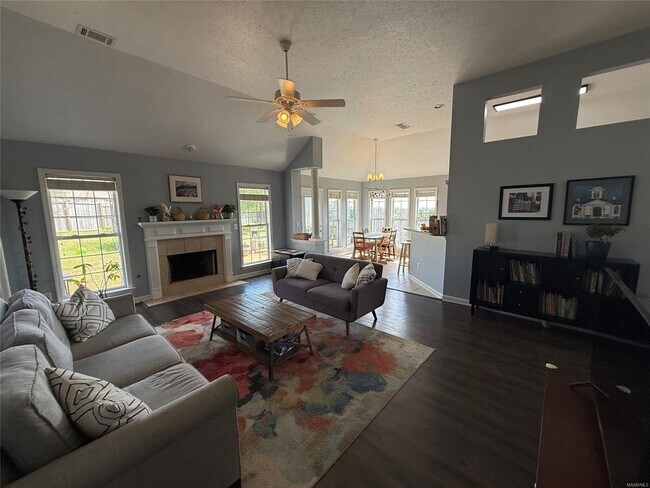 Building Photo - 650 Little Farm Rd